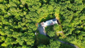 Relaxing 4BR Mountain View Retreat Family and Pet-Friendly with Hot Tub, Fire Pit, Basketball, Volleyball Court, Hammock, Spacious Patio, Indoor & Outdoor Swing Chairs, Hiking Trail Through Property, 